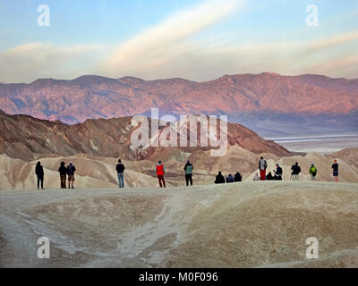 Touristen und Fotografen beobachten Sonnenaufgang am Zabriskie Point im Death Valley, Kalifornien. Stockfoto