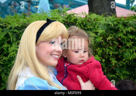 Paris - Frankreich, Ca. Juni 2013. Dieses Bild wurde im Euro Disney Resort aufgenommen. Alice im Wunderland war einer der vielen Charaktere Stockfoto