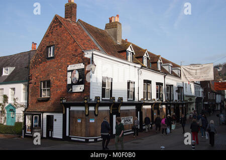 Harvey's Brauerei Shop Cliffe High Street, Lewes, Sussex an Bord vor Bonfire Night November 2017 Stockfoto