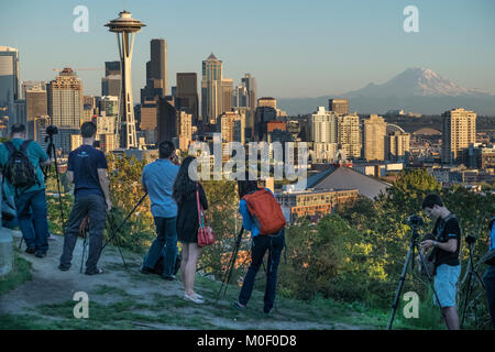 Usa, Washington, Seattle, Ansicht von Kerry Park, Space Needle, dem Mount Rainier Stockfoto