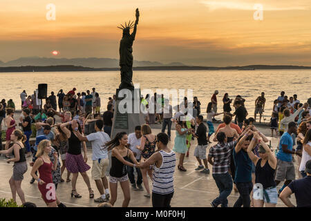 Salsa tanzen auf Alki Beach, Seattle, Washington, USA Stockfoto