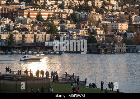 Menschen in Gas Park mit dem Mayfield Nachbarschaft und den Union See hinter, Seattle, Washington, USA Stockfoto