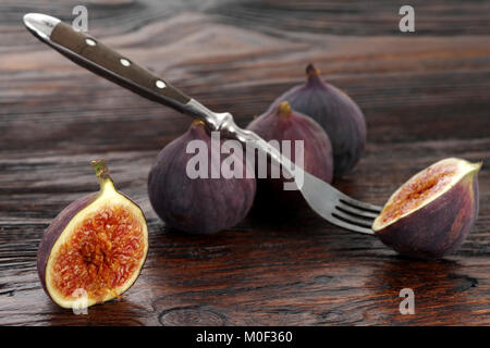 Süße feigen Reif. Gesund bild Obst auf hölzernen Tisch Stockfoto