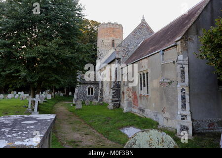 Burgh Schloss Kirche in Norfolk, England, mit seinem feuerstein Bau- und ungewöhnliche runder Turm, ist eine Funktion von vielen alten Kirchen in der Cou Stockfoto