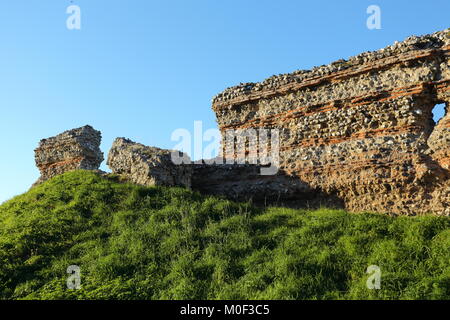Riesige römische Festung Mauern gebaut um 300 AD an Burgh Castle Norfolk, England, vor Überfällen durch die sächsischen Truppen zu verteidigen. Stockfoto