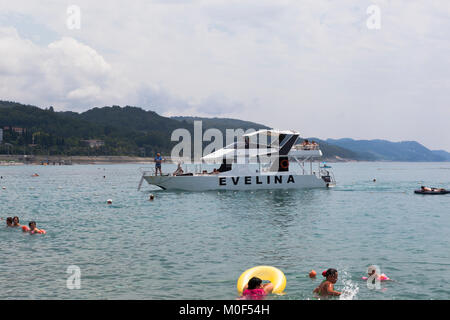 Lazarevskoe, Sotschi, die Region Krasnodar, Russland - Juli 4, 2014: Zwei deck Yacht Evelina zum Strand Siedlung Lazarevskoe, Sotschi geeignet Stockfoto