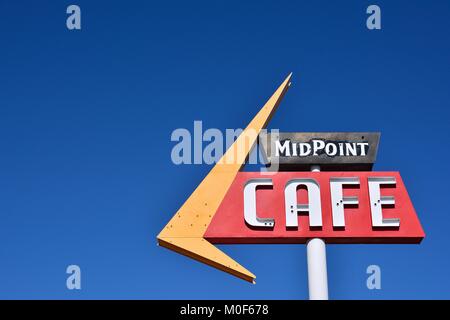 ADRIAN, Texas - 21. Juli: Mittelpunkt Cafe Route 66 am 21. Juli 2017 in Adrian. Mittelpunkt zwischen Chicago und Los Angeles in der historischen Route 66. Stockfoto