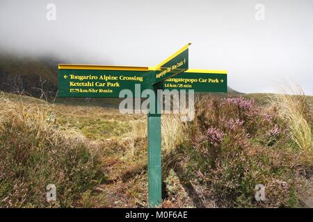 Wanderweg Schilder im Tongariro National Park, Neuseeland. Stockfoto
