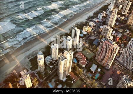 Luftbild - Surfers Paradise City in Gold Coast Region von Queensland, Australien. Wolkenkratzer im Abendlicht. Stockfoto