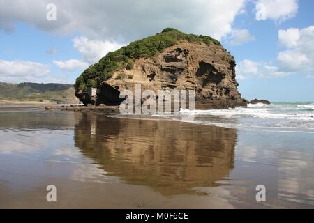 Te Henga - Bethells Beach in der Nähe von Auckland, Neuseeland. Tasmanische See. Stockfoto