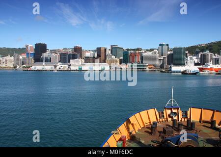 WELLINGTON, Neuseeland - 7. MÄRZ 2008: Fähre nähert sich die Skyline von Wellington, Neuseeland. Wellington ist die Hauptstadt und hat Bevölkerung von 41 Stockfoto