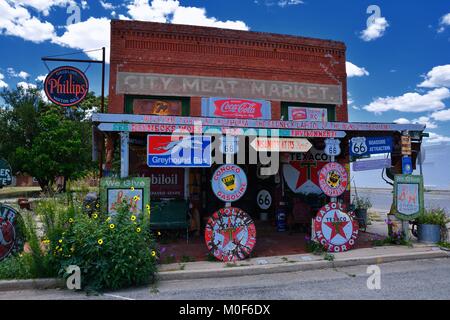 Erick, Oklahoma, USA - 20. Juli 2017: Sandhills Kuriositätenladen in Erick das älteste Gebäude der Stadt Meat Market entfernt. Es ist eine große Sammlung von Stockfoto