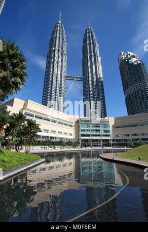 KUALA LUMPUR, Malaysia - 29. MÄRZ 2009: Petronas Towers in Kuala Lumpur, Malaysia. Petronas ist der 7. höchste Gebäude der Welt, wie der Stockfoto