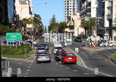 GOLD COAST, AUSTRALIEN - 23. MÄRZ 2008: Leute fahren in Surfers Paradise, Gold Coast, Australien. Mit mehr als 500.000 Menschen, es ist die 6. Die meisten Pop Stockfoto