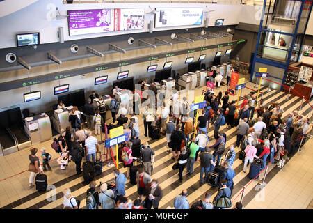 KATOWICE, Polen - 1. SEPTEMBER: Reisende warten für Check-in am 1. September 2009 am Flughafen Kattowitz, Polen. Mit 2.366 m Passagiere in 2010 war. Stockfoto