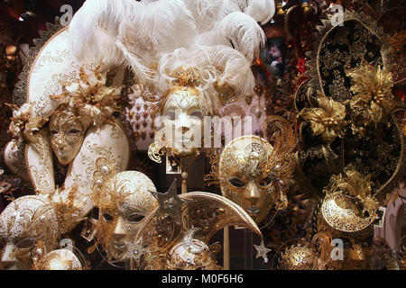 Venedig - 15. SEPTEMBER: Venezianische Masken in Store Display am 15. September 2009 in Venedig. Karneval in Venedig gehört zu den bekanntesten in Europa. Stockfoto