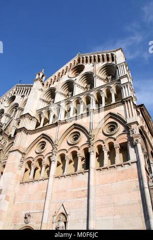 Italien - romanischen Fassade der berühmten Kathedrale von Ferrara in der Emilia Romagna. Schöne katholische Wahrzeichen. Stockfoto