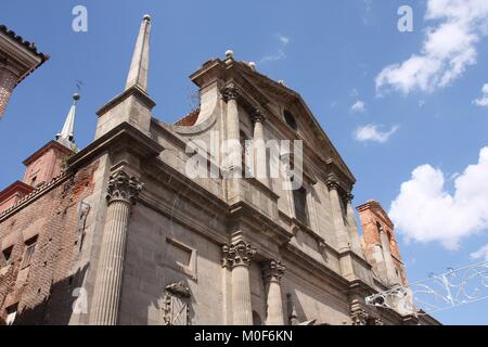 Kirche Fassade in Alcala de Henares, berühmten spanischen Stadt auf der UNESCO-Liste des Weltkulturerbes eingetragen. Stockfoto
