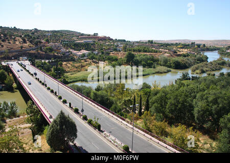 Tejo Brücke in den Vororten von Toledo, Spanien. Spanische Landschaft. Stockfoto