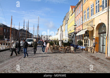 Kopenhagen - 11. März: Touristen in Nyhavn Straße am 11. März in Kopenhagen, Dänemark 2011. Nyhavn Straße ist die kultigsten Teil von Kopenhagen, Population Stockfoto