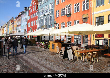 Kopenhagen - 11. März: Touristen in Nyhavn Straße am 11. März in Kopenhagen, Dänemark 2011. Nyhavn Straße ist die kultigsten Teil von Kopenhagen, Population Stockfoto