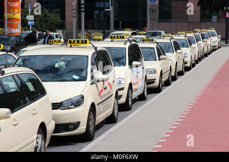 DORTMUND, Deutschland - 16. Juli: Taxifahrer warten für die Fahrgäste am 16 Juli, 2012 in Dortmund, Deutschland. Taxi Unternehmen ist stark in Deutschland geregelt. Mo Stockfoto