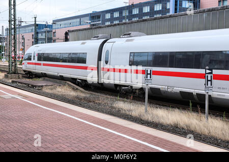 DORTMUND, Deutschland - Juli 16: ICE der Deutschen Bahn am 16. Juli, 2012 in Dortmund, Deutschland. 2009 ICE-Zügen transportiert mehr als 77 Mil Stockfoto