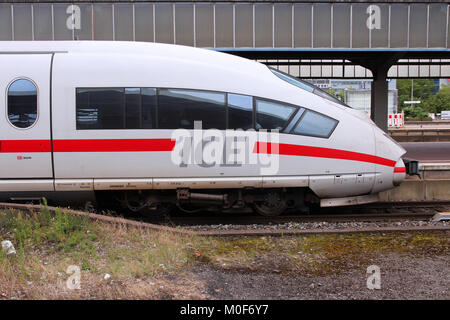 DORTMUND, Deutschland - Juli 16: ICE der Deutschen Bahn am 16. Juli, 2012 in Dortmund, Deutschland. 2009 ICE-Zügen transportiert mehr als 77 Mil Stockfoto