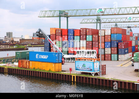 DORTMUND, Deutschland - Juli 16: Container werden in Dortmund Hafen am Juli 16, 2012 in Deutschland. Es ist die größte Kanal Hafen in Europa und hatte shippe Stockfoto