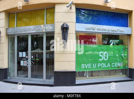 SUBOTICA, Serbien - 12. August: Die vereinigten Farben der Benetton store am 12. August 2012 in Subotica, Serbien. Benetton ist eine globale Luxus mode Marke mit 6. Stockfoto