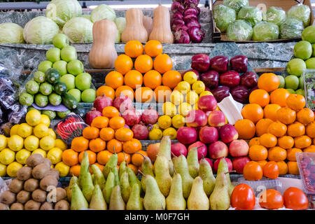 Frucht Mix, Kombination verschiedener Früchte, Dekoration auf Marktstand, Früchte in verschiedenen Farben, Äpfel, Pflaumen, Avocados, Kakis, Birnen, Kiwis, Mangos Stockfoto