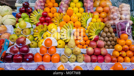 Frucht Mix, Kombination verschiedener Früchte, Dekoration auf Marktstand, Früchte in verschiedenen Farben, Äpfel, Pflaumen, Avocados, Kakis, Birnen, Kiwis, Mangos Stockfoto