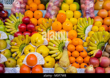 Frucht Mix, Kombination verschiedener Früchte, Dekoration auf Marktstand, Früchte in verschiedenen Farben, Äpfel, Pflaumen, Avocados, Kakis, Birnen, Kiwis, Mangos Stockfoto