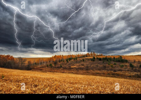 Thunder Himmel. Blitz am Himmel dunkle Wolken Stockfoto