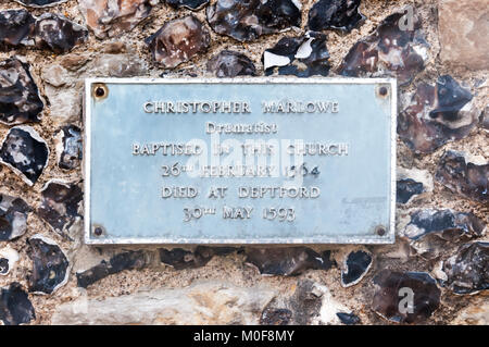 Plakette auf der St George's Tower Aufnahme die Taufe von Christopher Marlowe in der Kirche des Hl. Georg der Märtyrer in Canterbury. Stockfoto