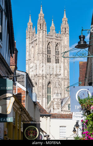 Bell Harry Turm der Kathedrale von Canterbury zusammen Metzgerei Lane, Canterbury gesehen. Stockfoto