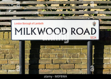 Milkwood Straße in Herne Hill wird geglaubt, Dylan Thomas' Inspiration für den Titel unter Milch Holz zu sein. Er trank regelmäßig im Half Moon gegenüber