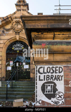 Eine geschlossene Bibliothek Plakat auf der geschlossenen Carnegie Library in Herne Hill, Lambeth. Stockfoto