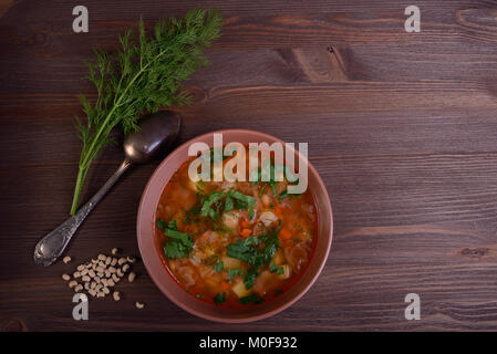 Suppe mit Bohnen und Gemüse auf Holz- Hintergrund Stockfoto