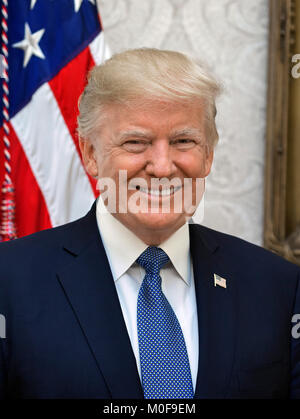 Donald Trump (1946-). Offizielle Weiße Haus Porträt des 45. Präsident der Vereinigten Staaten, 2017. Stockfoto