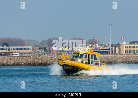 Rotterdam, Niederlande - 9. April 2017: KRVE kleine Schnelle pilot Boat Schiffes bei Hoek van Holland Stockfoto