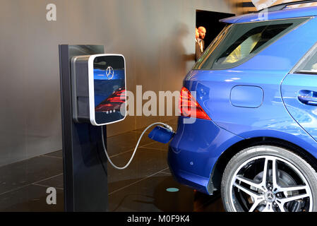 DUBAI, VAE - 17. NOVEMBER: Die Mercedes Benz GLE 500 e 4MATIC-Plug-in-Hybrid-SUV ist Auf der Dubai Motor Show 2017 Am 17. November 2017 Stockfoto