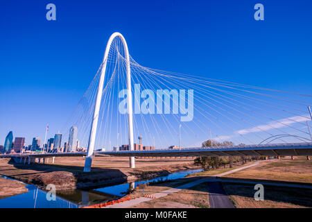 Margaret Hunt Hill Brücke mit den Dallas Skyline im Hintergrund Stockfoto