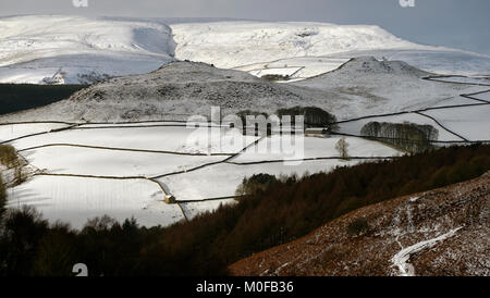 Crook Hill und Kinder Scout im Winter Stockfoto