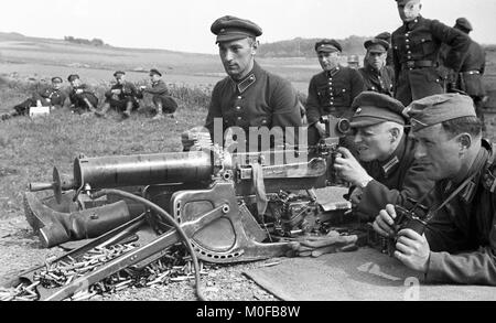 Vorbereitung für den Krieg Bundeswehrsoldaten üben mit Schwarzlose Maschinengewehr im Jahr 1936 Stockfoto