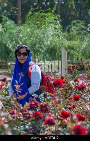 Frau in Rosengarten Stockfoto