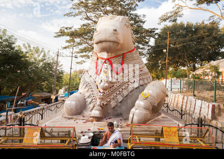 Indien, Karnataka, Mysore, Chamundi Hill, Nandi Statue Stockfoto