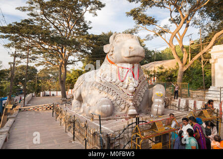 Indien, Karnataka, Mysore, Chamundi Hill, Nandi Statue Stockfoto