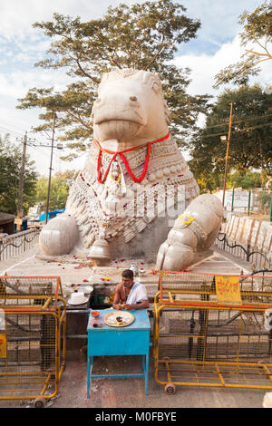 Indien, Karnataka, Mysore, Chamundi Hill, Nandi Statue Stockfoto