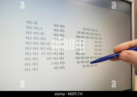 Ja Nein, Text auf dem Bildschirm des Computers, Hand und Stift Stockfoto